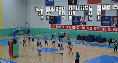 Voleybol’da Orduyerispor kazanmayı sürdürdü