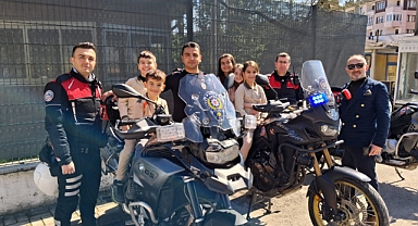 Minik Yüreklerden Polislere Anlamlı Ziyaret
