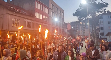 19 MAYIS COŞKUSU MEŞALELERLE YANKILANDI