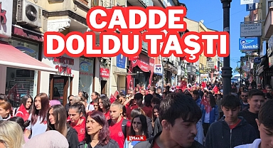 Cadde Doldu Taştı