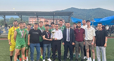 Başkan Arslan, Şampiyon takıma kupasını takdim etti