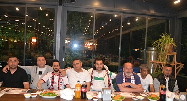 ESKİ BAŞKAN ENES ESER TARAFTARA YEMEK VERDİ