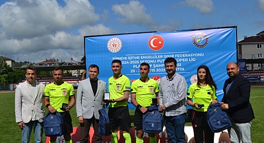 HAKEMLER PLAKET İLE ÖDÜLLENDİRİLDİ