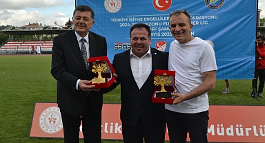 Katkı verenlere plaket takdim edildi