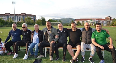 Spor camiası minikleri izliyor