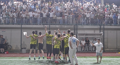 Bodraspor oyuncuları taraftarına koştu