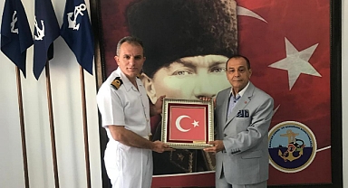 Özer'den Komutana Anlamlı Hediye