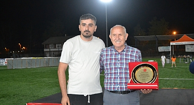 Ayem Orman takımına vefa plaketi verildi
