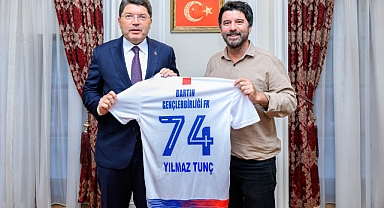 BAKAN TUNÇ’A İSMİ YAZILI FORMA HEDİYE EDİLDİ