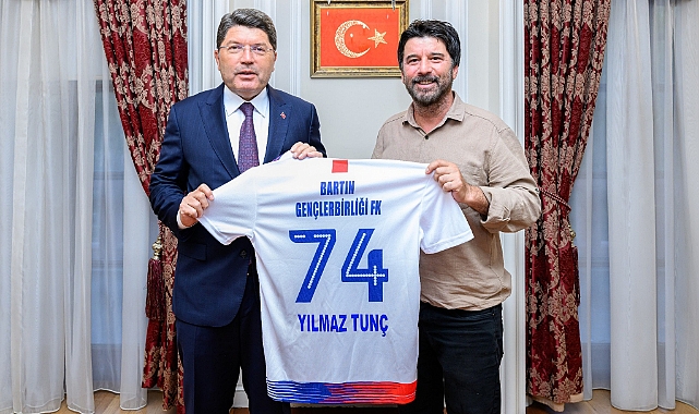 BAKAN TUNÇ’A İSMİ YAZILI FORMA HEDİYE EDİLDİ