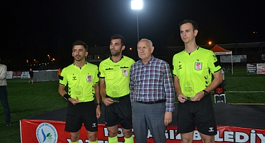 HAKEMLERE PLAKET TAKDİM EDİLDİ