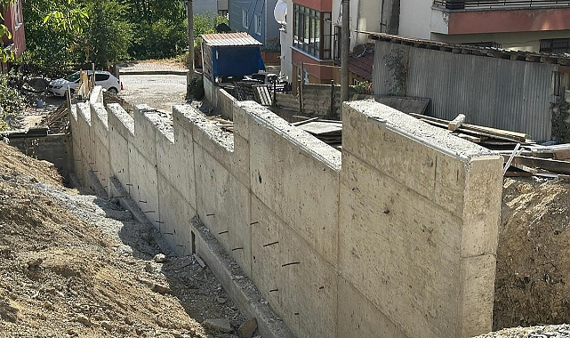 İSTİNAT DUVARI ÇALIŞMASI YAPILIYOR