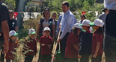 Amasra Kaymakamı öğrenciler ile fidan dikti