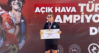 BAKAN TUNÇ’TAN ŞAMPİYON SPORCUYA TEBRİK