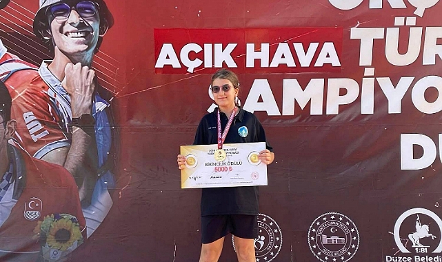 BAKAN TUNÇ’TAN ŞAMPİYON SPORCUYA TEBRİK