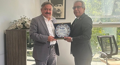 Başkan Maden’den çini tabak hediye