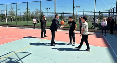 Başkan Yalçınkaya, öğrencilerle basket oynadı