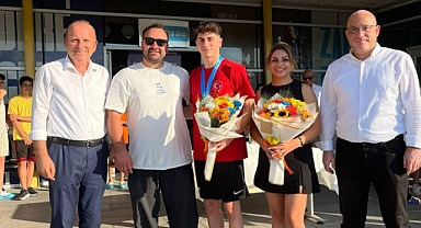 Dünya 3.sü sporcumuz çiçeklerle karşılandı!