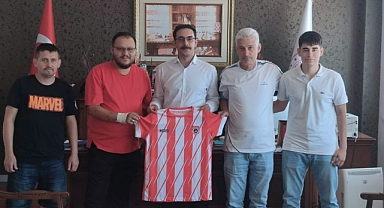 Kaymakam Şimşek’e forma hediye ettiler