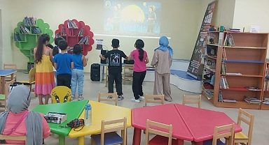 Minikler Kütüphanede Eğlendi