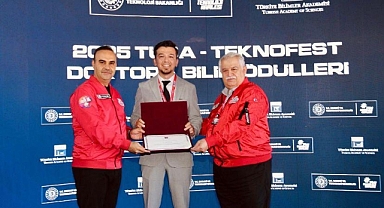 Ödülü Bakan'dan Aldı