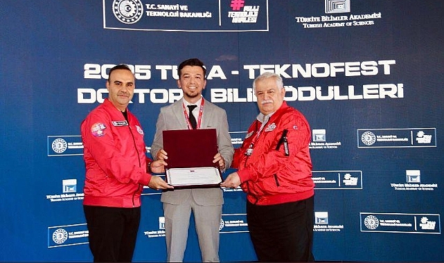 Ödülü Bakan'dan Aldı