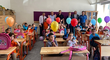 Öğrencilere Hediye Dağıttılar