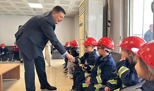 Rıza Yalçınkaya'dan Minik öğrencilerle ziyaret