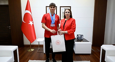 VALİ ARSLAN, BAŞARILI SPORCULARI AĞIRLADI