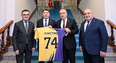 Bakan Tunç'a Ulusçınarspor forması hediye edildi