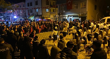 Bando Eşliğinde Yürüdüler