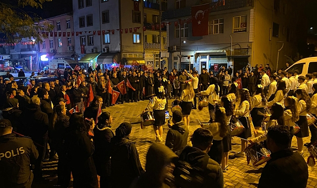 Bando Eşliğinde Yürüdüler