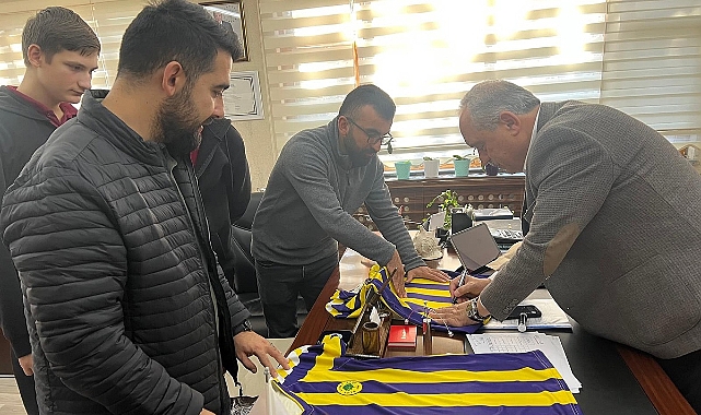 Başkan Uzun’a Ziyaret ve Taraftar Forması Sürprizi