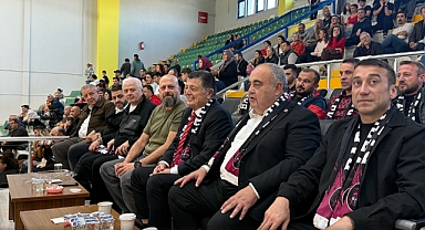 Başkan Yalçınkaya'dan Voleybol takımına destek