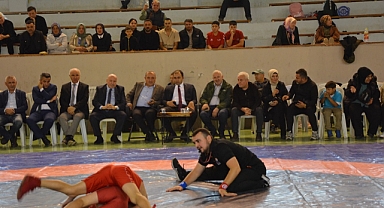 Cumhuriyet Kupası Güreş Turnuvası Düzenlendi
