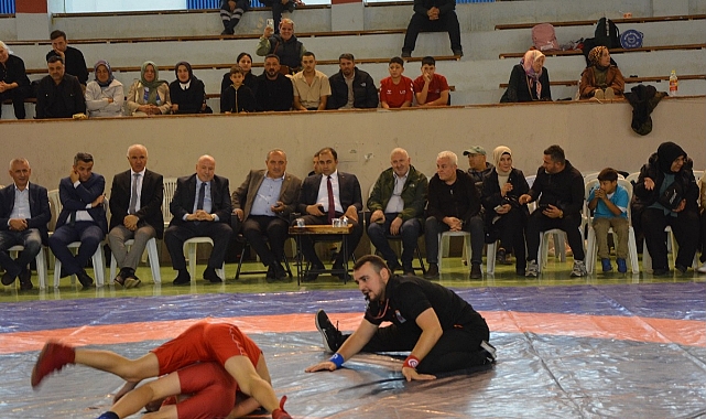 Cumhuriyet Kupası Güreş Turnuvası Düzenlendi