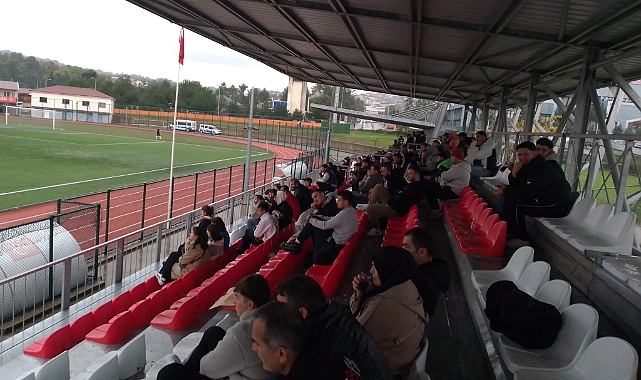 FUTBOLSEVERLER TRİBÜNLERİ DOLDURDU