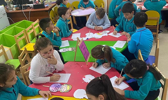 Minik Eller Büyük Hayallerle Mutluluk Panosu Oluşturdu