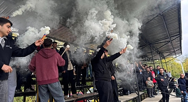 Taraftar tribünleri karnaval havasına çevirdi