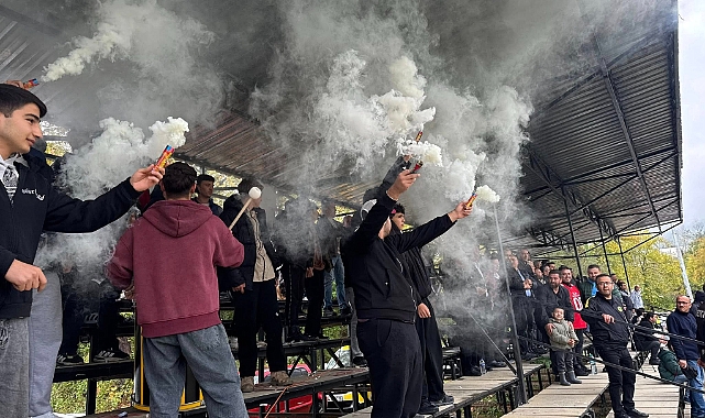 Taraftar tribünleri karnaval havasına çevirdi