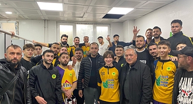 Ulusçınar soyunma odasında galibiyet pozu