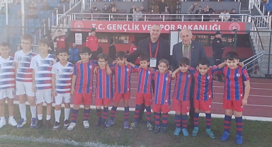 ASKF Başkanı minik oyuncularla fotoğraf çektirdi