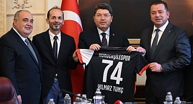 Bakan Tunç'a Kurucaşilespor forması hediye edildi