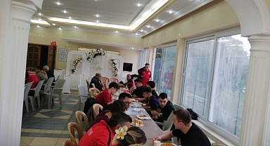 Başkan Güneş futbolculara moral yemeği verdi