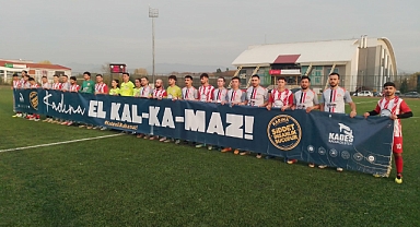 Futbolcular “Kadına El Kalkamaz” pankartı ile sahaya çıktı