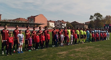 Futbolcular seronomiye minik oyuncularla çıktı