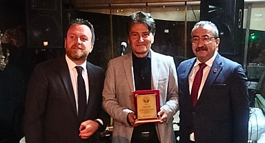 Öğretmene Onur Plaketi Verildi