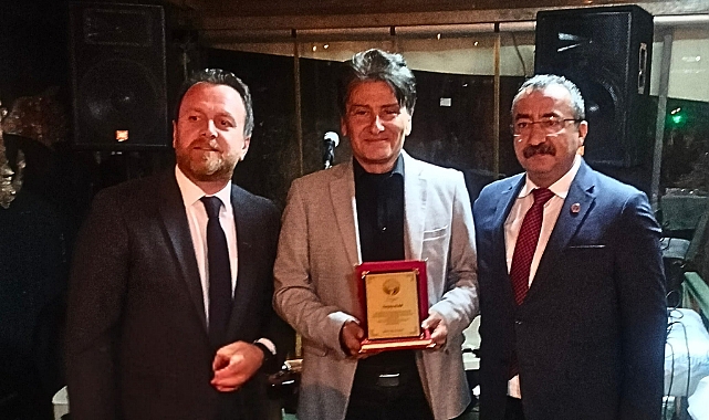 Öğretmene Onur Plaketi Verildi