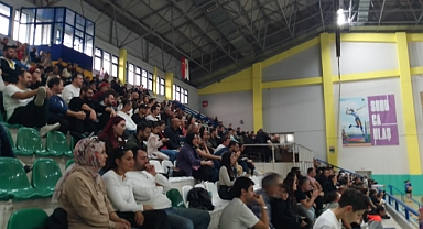 TARAFTAR'DAN VOLEYBOL TAKIMINA DESTEK