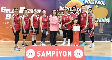 Vali Arslan şampiyon takıma kupasını verdi